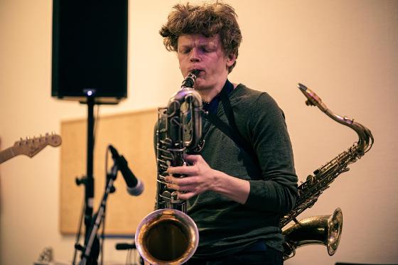 Bilde av Jonas som spiller saxofon.